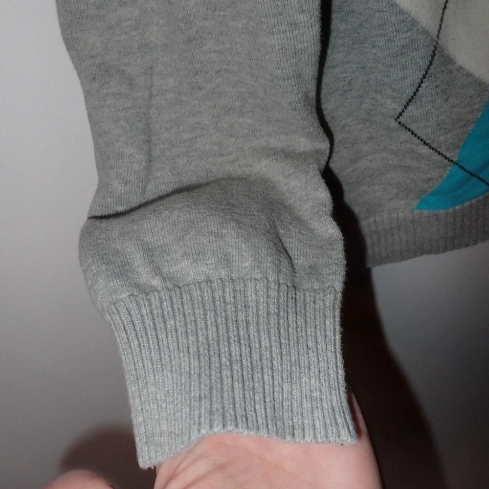 Izod Men's V-Neck Gray Sweater with Turquoise and White Diamond Pattern size XL